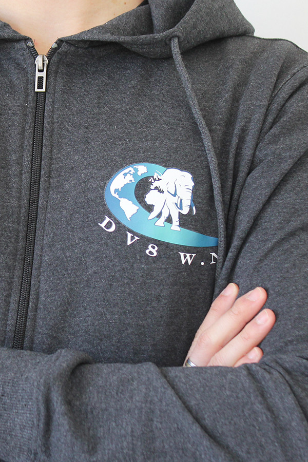 SWEATSHIRT MIT REISSVERSCHLUSS IN ANTHRAZIT 60 % recycelte Baumwolle / 40 % recyceltes Polyester