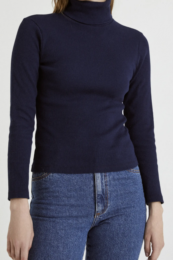 Maglione a collo alto blu navy. 96% cotone biologico, 4% elastan.