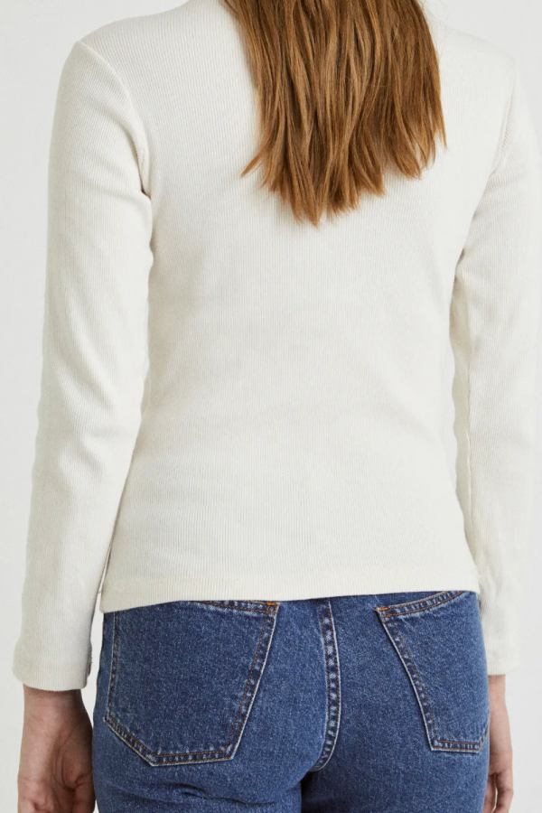 White turtleneck sweater 96% organic cotton, 4% elastane.