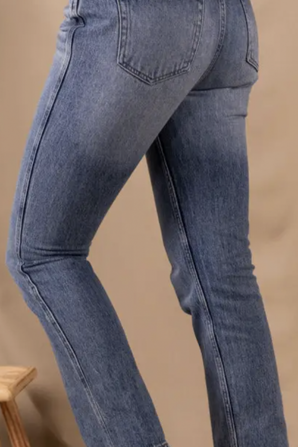 Gerade Jeans in schmutzigem Blau für Damen 100 % OCS 100-zertifizierte Bio-Baumwolle.