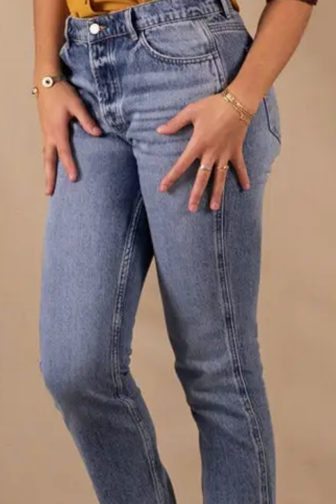 Gerade Jeans in schmutzigem Blau für Damen 100 % OCS 100-zertifizierte Bio-Baumwolle.