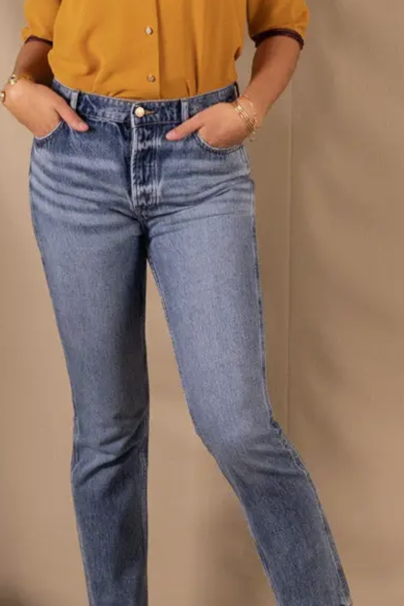 Gerade Jeans in schmutzigem Blau für Damen 100 % OCS 100-zertifizierte Bio-Baumwolle.