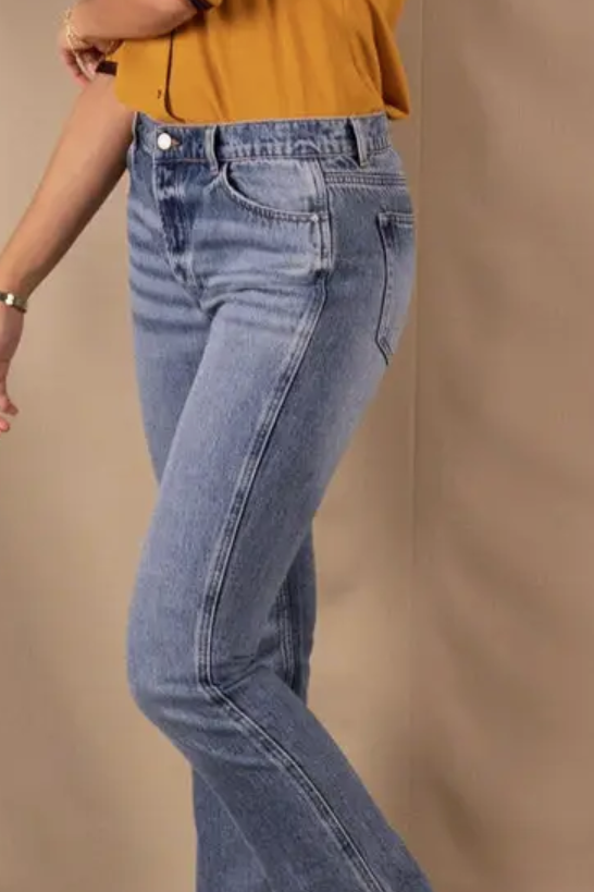 Gerade Jeans in schmutzigem Blau für Damen 100 % OCS 100-zertifizierte Bio-Baumwolle.