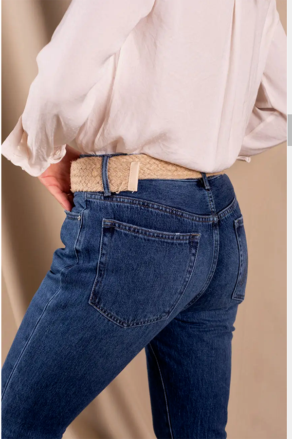 Dunkelblaue Mom-Jeans für Damen. 95 % bio-baumwolle, 5 % elastan.