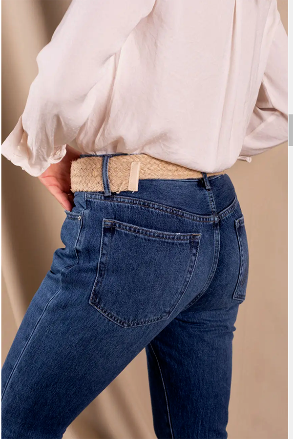 Mom jeans blu scuro da donna. 95% cotone biologico, 5% elastan.