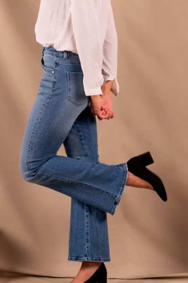 Vaqueros bootcut azules de mujer. 95% algodón orgánico, 5% elastano.