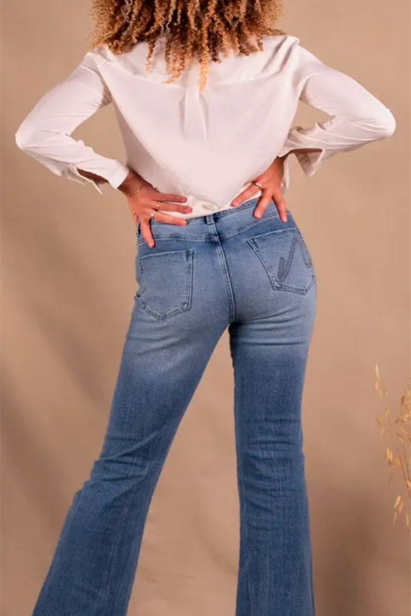 Blaue Bootcut-Jeans für Damen. 95 % bio-baumwolle, 5 % elasthan.