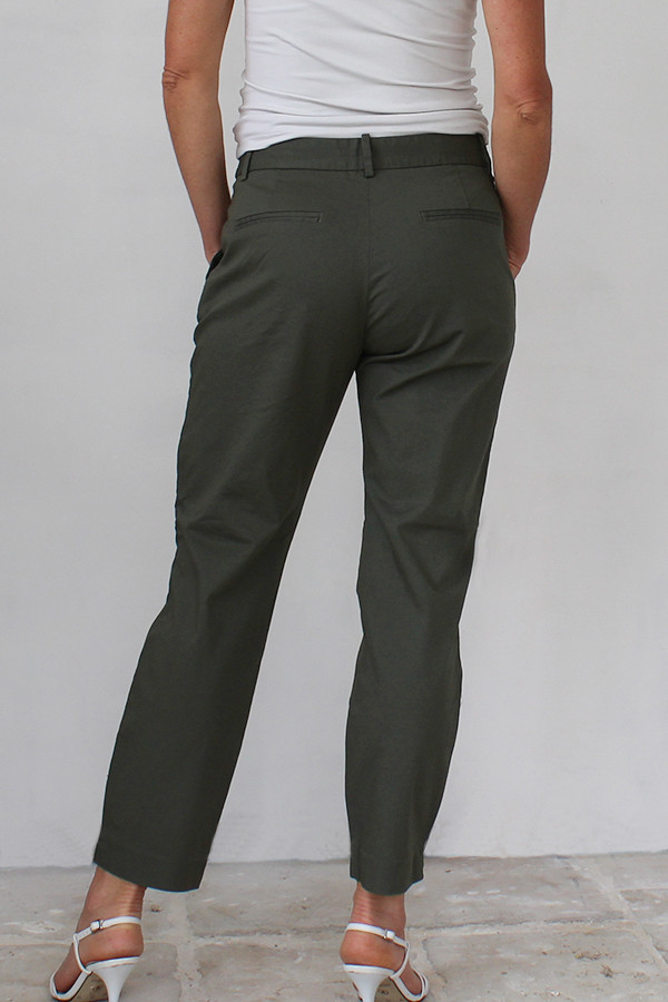 Pantalón color khaki 98% Algodón orgánico / 2% elastano