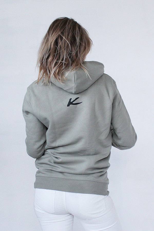 SWEAT A CAPUCHE VERT AMANDE 85% coton bio et 15% polyester recyclé post-consumer