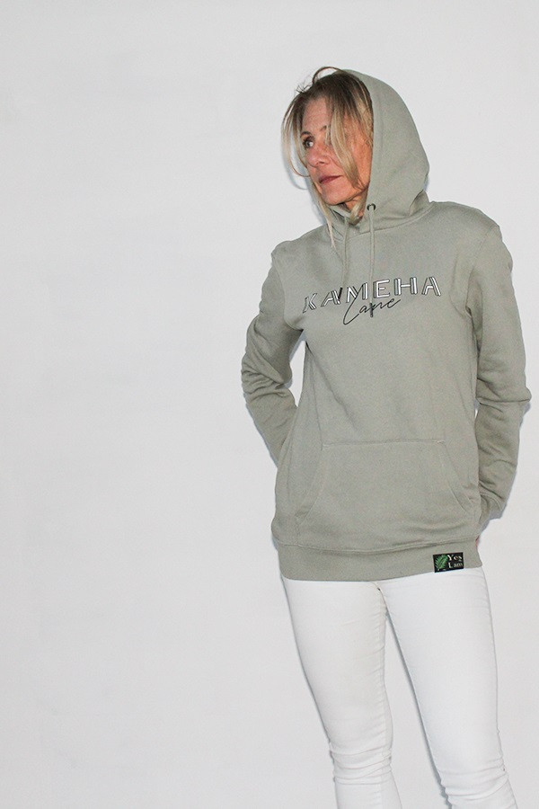 SUDADERA CON CAPUCHA VERDE ALMENDRA 85 % algodón orgánico y 15 % poliéster reciclado posconsumo