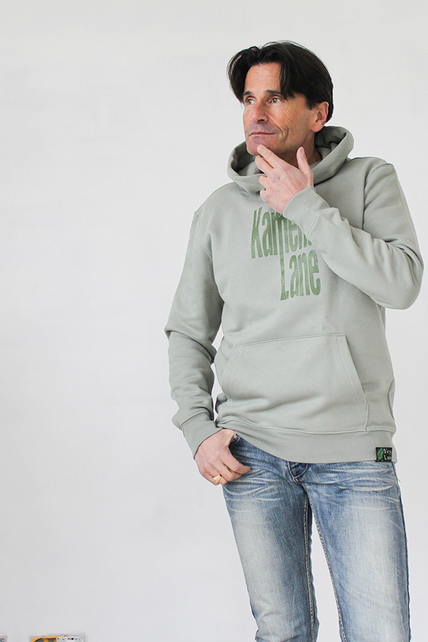 SWEAT A CAPUCHE VERT AMANDE 85% coton bio et 15% polyester recyclé post-consumer