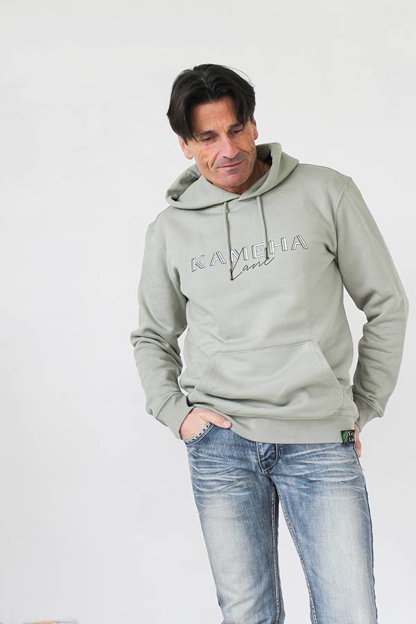 SUDADERA CON CAPUCHA VERDE ALMENDRA 85 % algodón orgánico / 15 % poliéster reciclado posconsumo