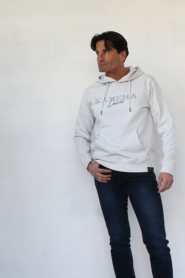 SWEAT A CAPUCHE CREME 60% de coton recyclé / 40% de polyester recyclé