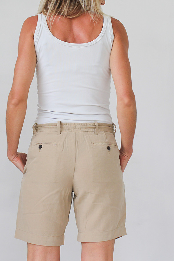 SAND BERMUDA SHORTS 70% Lyocell / 30% linen.