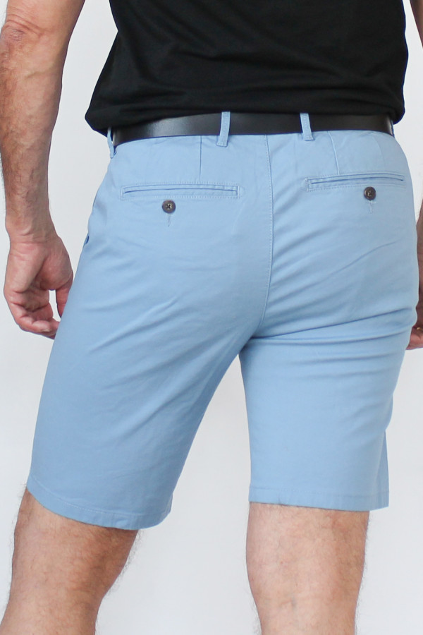 Hellblaue Bermudashorts 98 % Bio-Baumwolle / 2 % Elastan