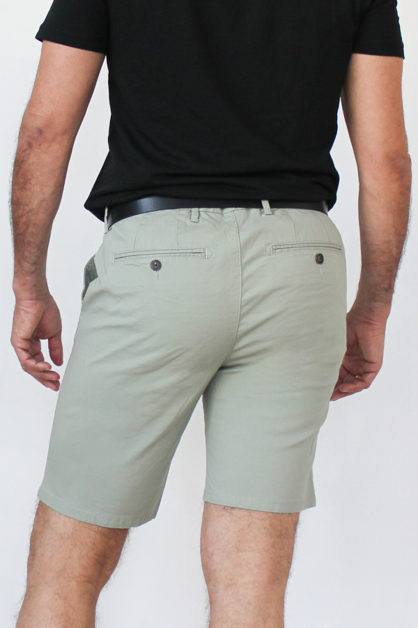 Mandelgrüne Bermuda-Shorts 98 % Bio-Baumwolle / 2 % Elastan