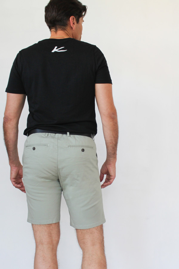 Mandelgrüne Bermuda-Shorts 98 % Bio-Baumwolle / 2 % Elastan