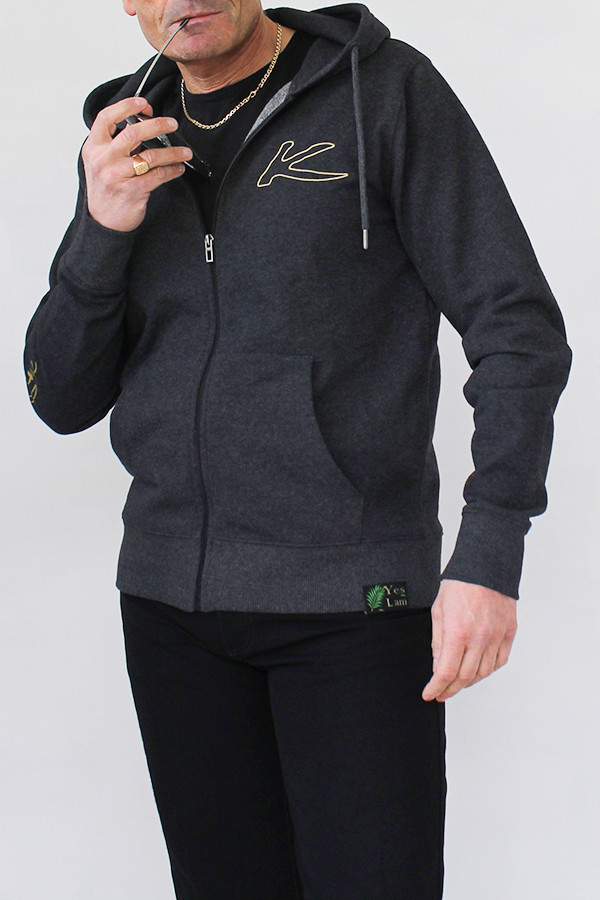 SWEAT ZIPPE 100 % RECYCLE ANTHRACITE 60% de coton recyclé pré-consumer et 40% de polyester recyclé post-consumer.