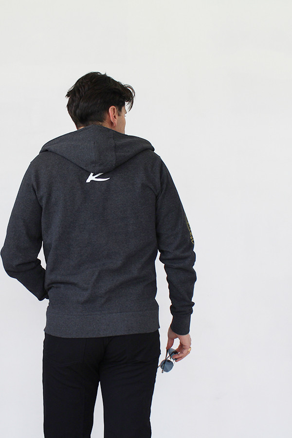 SWEAT ZIPPE 100 % RECYCLE ANTHRACITE 60% de coton recyclé pré-consumer et 40% de polyester recyclé post-consumer.