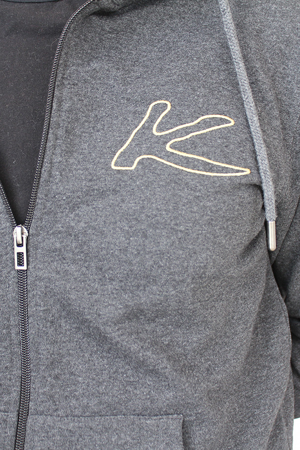 SWEAT ZIPPE 100 % RECYCLE ANTHRACITE 60% de coton recyclé pré-consumer et 40% de polyester recyclé post-consumer.