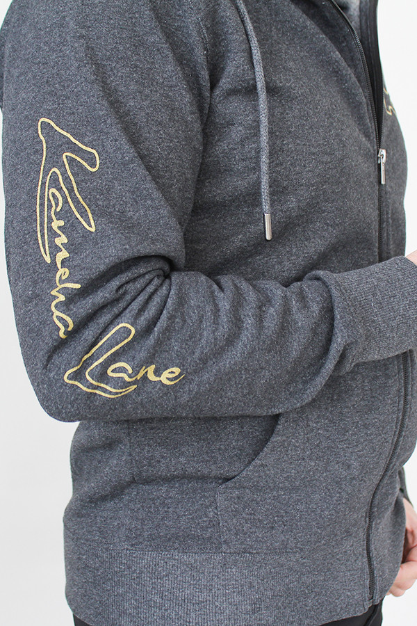 SWEAT ZIPPE 100 % RECYCLE ANTHRACITE 60% de coton recyclé pré-consumer et 40% de polyester recyclé post-consumer.