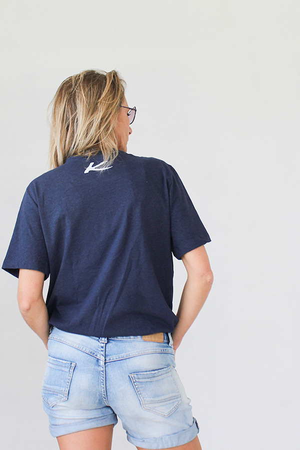 MARINEBLAUES T-SHIRT 60 % recycelte baumwolle und 40 % recycelter polyester