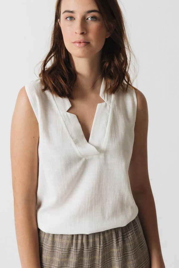 V-neck blouse in white. 100% organic cotton
