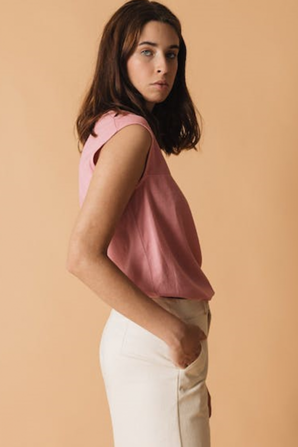 Top with armholes and V-neck. 100% organic cotton - Bubble Gum color