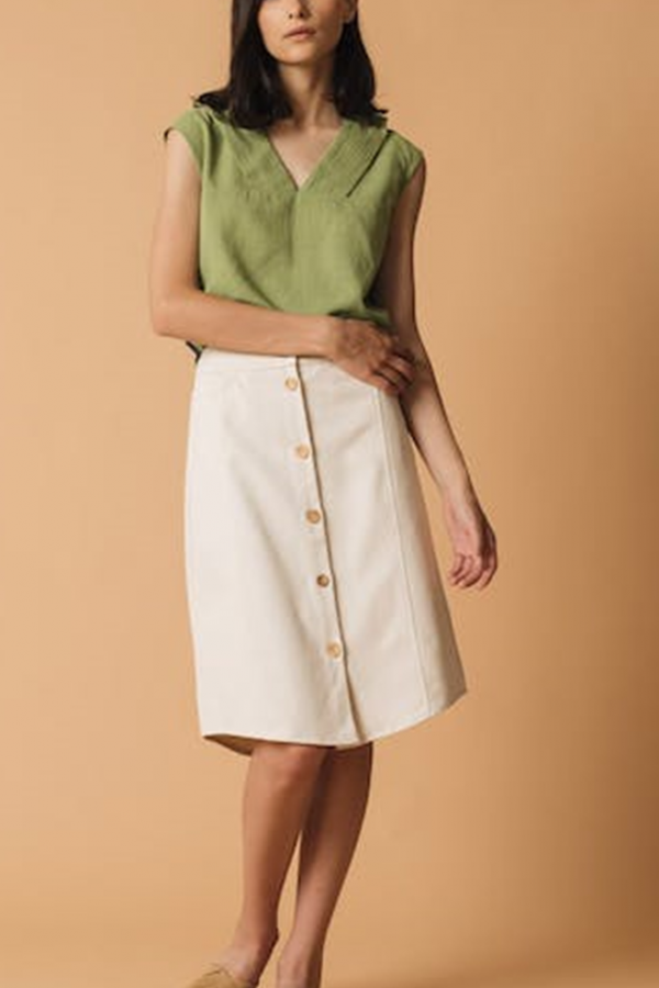 Top with armholes and V-neck. 100% organic cotton - pistachio color.