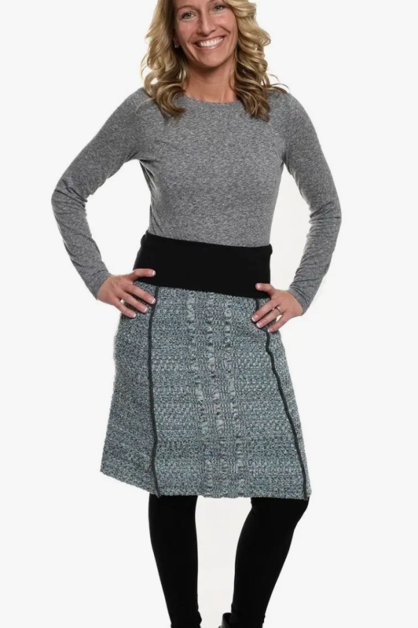 JUPE EN TRICOT DE LAINE ET DE COTON. 100% COTON RECYCLÉ ET LAINE RESPONSABLE.