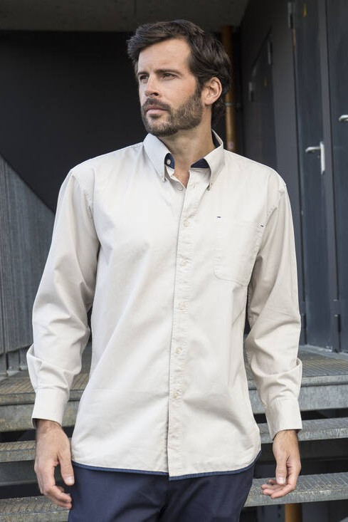 Contrasting long-sleeved shirt. 100% twilight cotton.