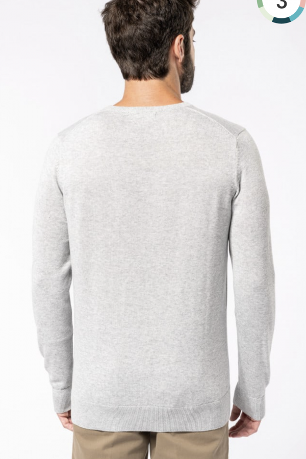 Umweltbewusster Pullover mit V-Ausschnitt. 50 % bio-baumwolle / 50 % recyceltes polyester.