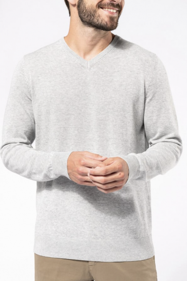 Eco-responsible V-neck sweater. 50% organic cotton / 50% recycled polyester.