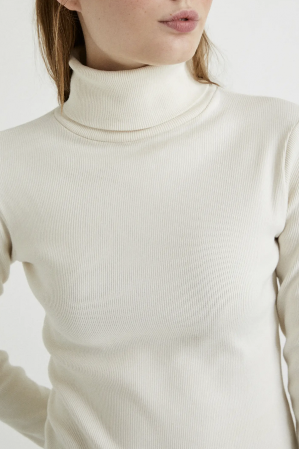 Maglione bianco a collo alto 96% cotone biologico, 4% elastan.