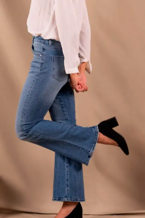 Blaue Bootcut-Jeans für Damen. 95 % bio-baumwolle, 5 % elasthan.