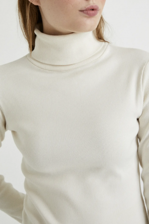 Pull col roulé blanc 96 % coton biologique, 4% elasthane.